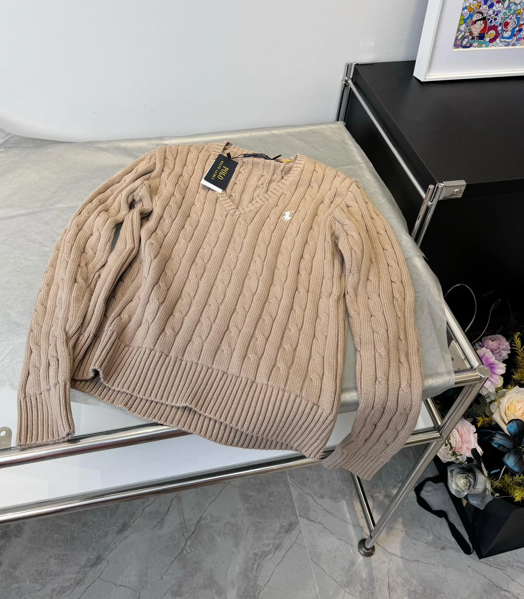 🅿️220 Style number: L04 (khaki) Ralph Lauren RL classic war horse logo embroidered cable pattern twist button V-neck knitted sweater on the chest, same style for men and women, 9 colors Color: beige, navy, black, chick yellow, sky blue, khaki, red, gray, purple Size: XSSML M Shoulder Width 36 Clothes Length 58 Bust 44 L Shoulder Width 37 Clothes Length 60 Bust 46 Soft and glutinous🧶🫶The style is a very classic cable sweater American retro college style Perfect hand comfort. It is a must-have item for spring, autumn and winter wardrobes. It looks great when worn alone or layered as an inner wear. High-density LOGO embroidery on the chest, and original customization of tag accessories. Made of pure cotton yarn 🧶 blended with wool, pure cotton is skin-friendly and comfortable, small label war horse embroidered twist turtleneck sweater 🐎 high quality. Follow the blogger to learn how to wear it! Let’s get a Ralph Lauren cable sweater. It’s a super hard-to-find series after it became popular. It’s hard to find one on the official website. It’s simple and practical to wear, with a lazy and loose feel. The thickened fabric has a more texture, soft and delicate feel, and a loose fit. Whether worn alone or layered, you can wear different styles of fashion with just one piece. ⚠️Contains wool products🦙 Pay attention to the washing method to avoid shrinkage